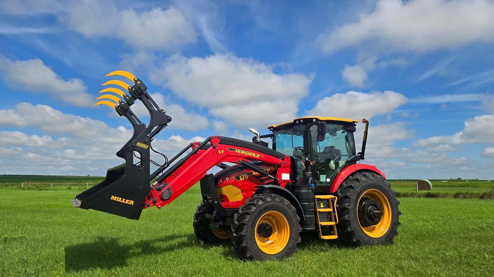 Versatile 175 with bucket